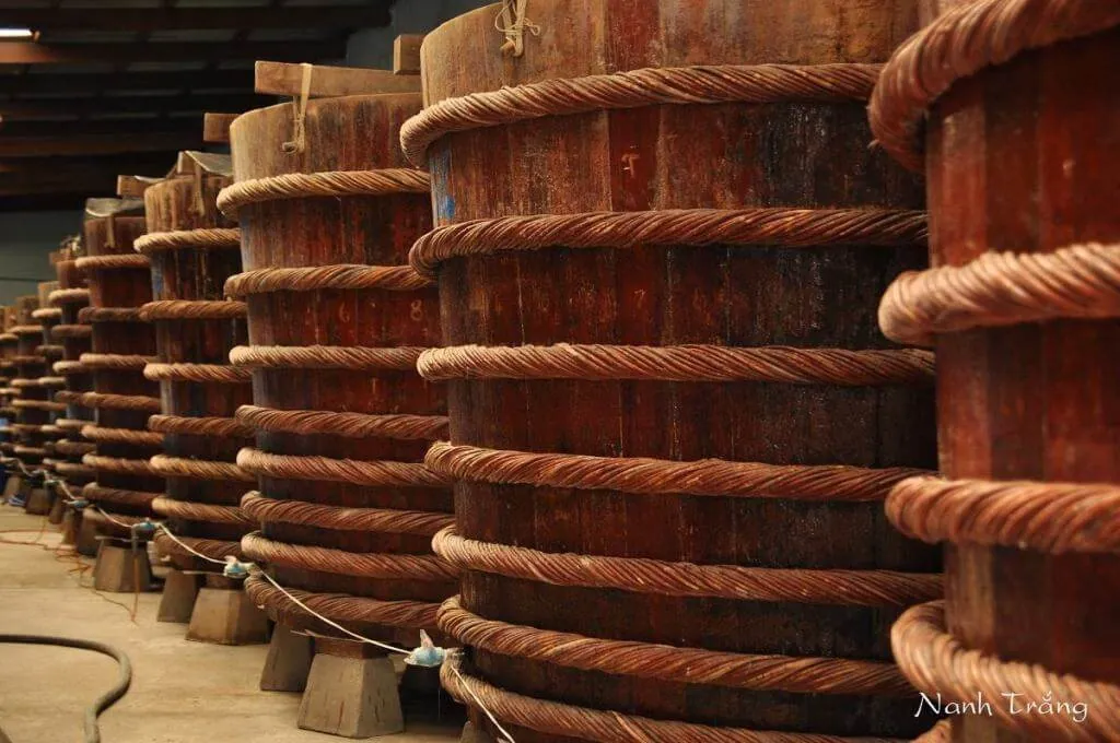 Dãy thùng gỗ ủ chượp mắm trong nhà thùng